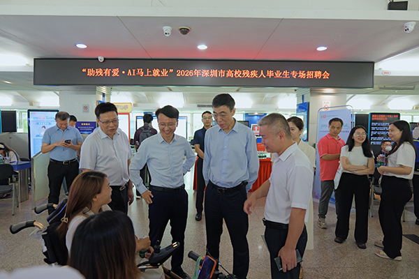 市残联领导与残疾人毕业人亲切交流