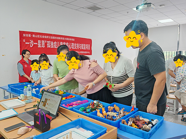 亲子家庭在选取沙具