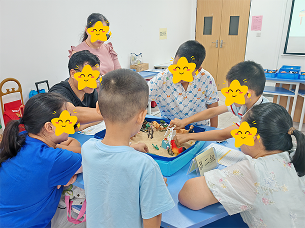 亲子家庭参与沙盘制作