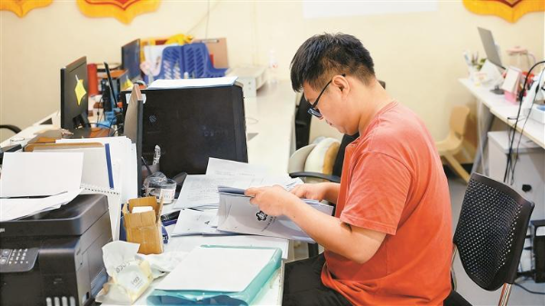 大米和小米的员工明晖在埋头工作