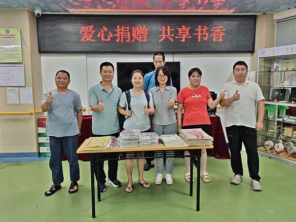 中心接收爱心捐赠.jpg