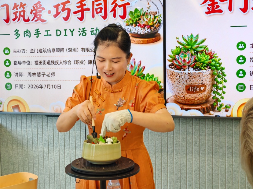 残疾人讲师周林慧子在授课