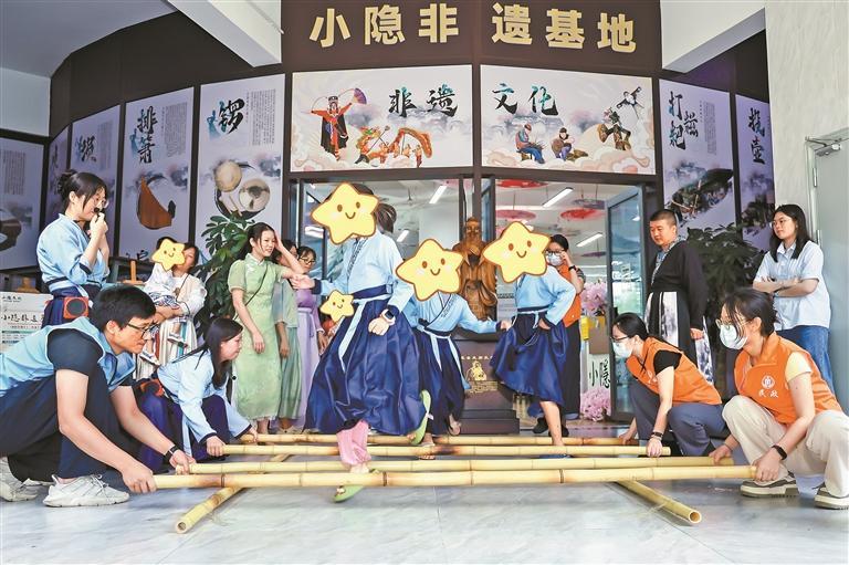 孩子们跳竹竿舞