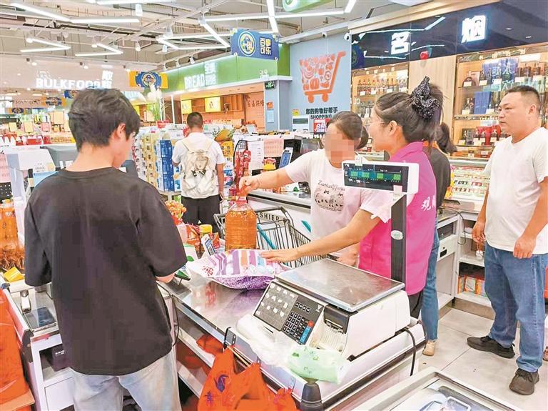 重点关怀对象使用专属数字关爱券采购生活用品
