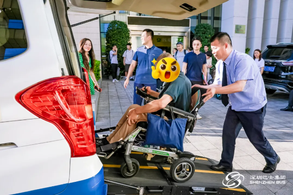 无障碍出租车服务乘客上车