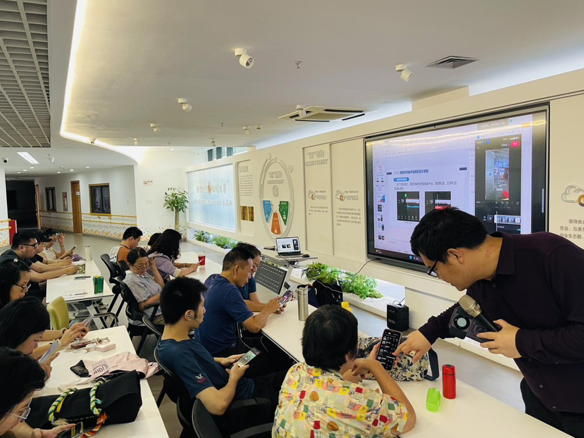 为学员解答操作中遇到的困难