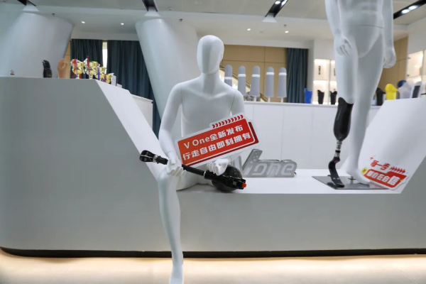 深圳红岭科技助残产业园一楼科技助残产品展销大厅的辅助器具产品