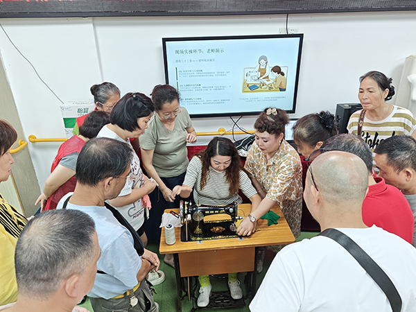 学员现场操作缝纫设备