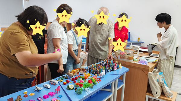 家长在选取沙具