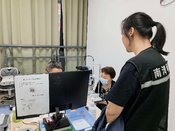 社区网格员全程陪护一位独居残疾老人顺利就医
