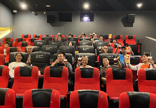 集体生日会观影合照
