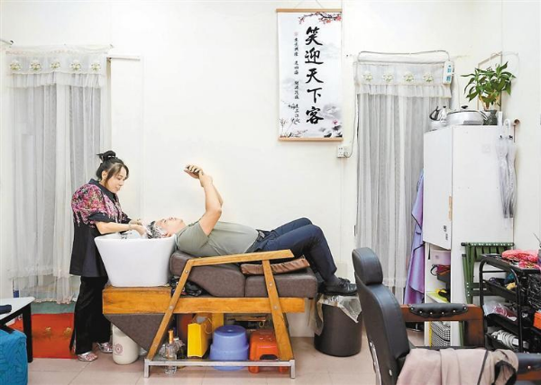 张溢在给客户洗头