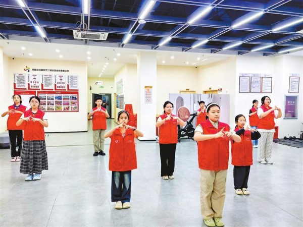 青少年展示手语舞