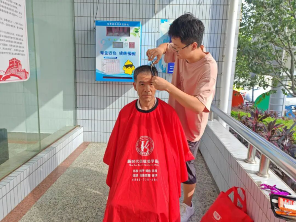 志愿者为老年居民提供免费理发服务