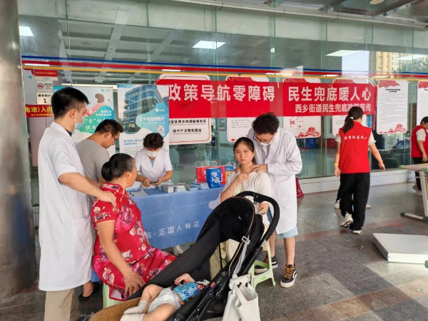 专业医师为居民检查肩颈、脊柱问题