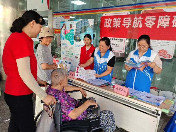 活动现场提供一对一精细化政策解读服务