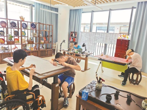 孤残青年手搓4.8米瓷刻展现特区变迁