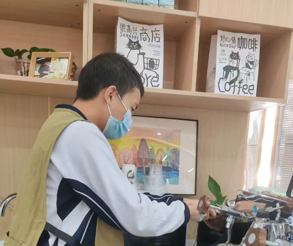 阿浩在清洁咖啡机