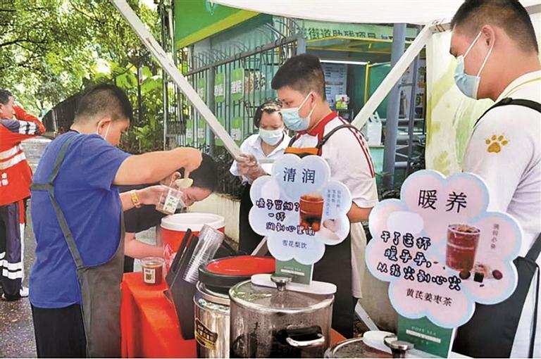 “星星的孩子”在路边售卖饮品