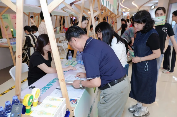 活动现场市民参加活动