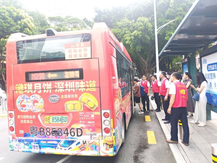 党员志愿者站台秩序疏导