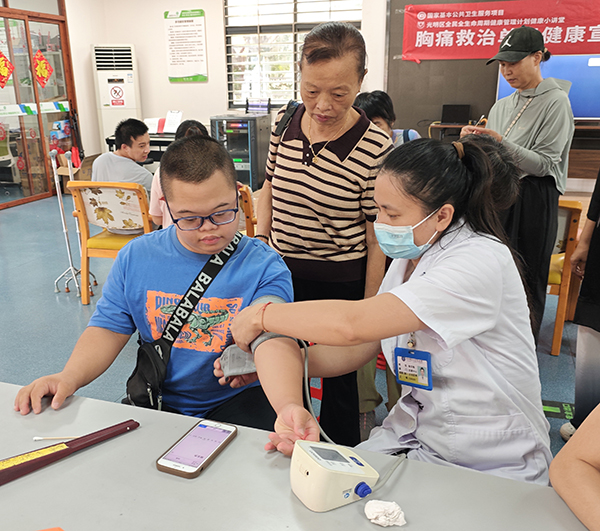 社康医护人员为大家做血压检测