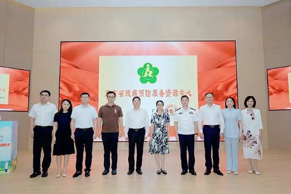 出席活动的领导