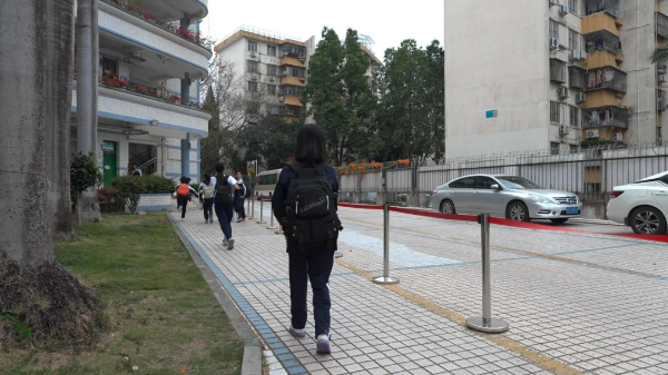 进入莲花中学后，陈琳自己上下楼