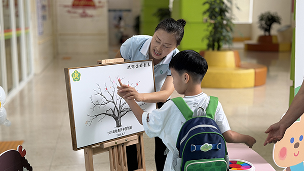孩子蘸取彩色印油签到留印