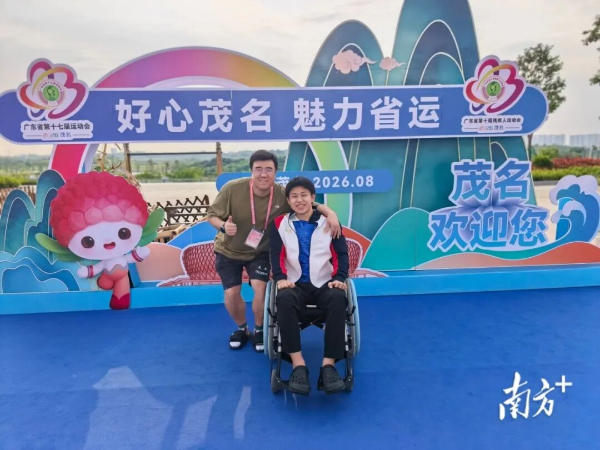 任昱霄与教练曹子龙在一起