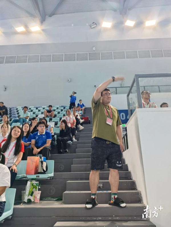 曹子龙在看台指挥队员比赛