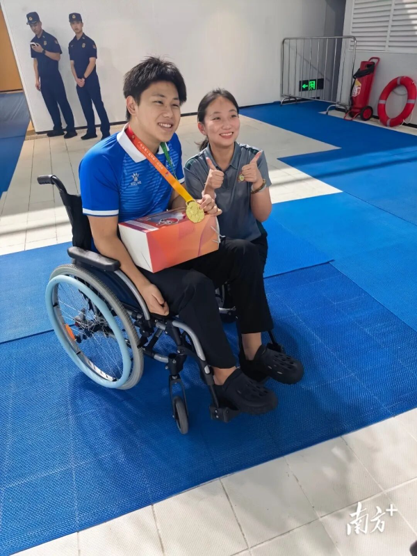 一位裁判员主动跑过来与任昱霄合影