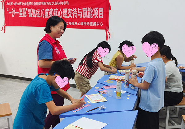 儿童在制作成长纪念册