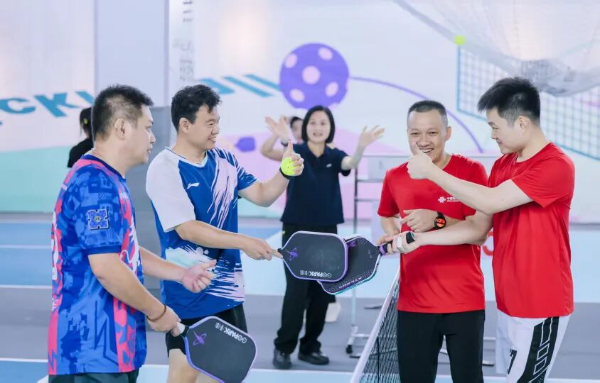 听障人士在匹克球赛场上
