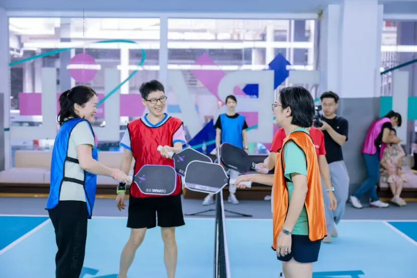 听障人士在匹克球赛场上