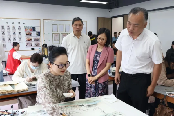 调研团一行观看手绘油画