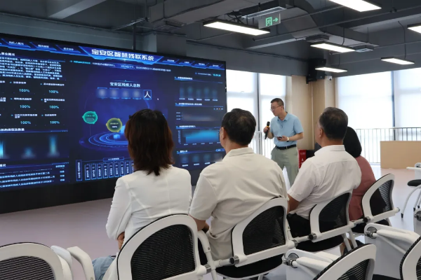调研团一行观看智慧残联系统建设