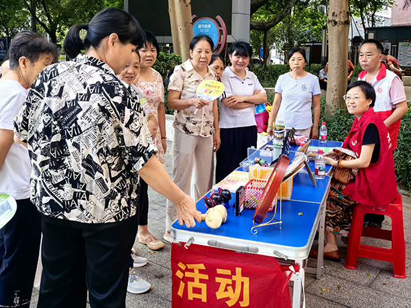 居民驻足选购手工作品