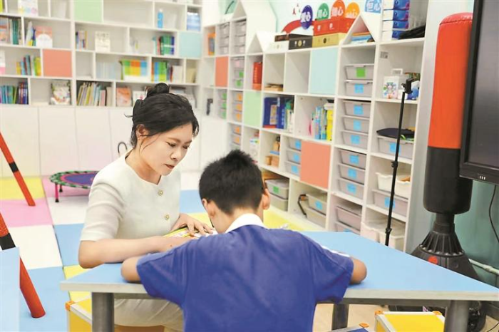 拓小娟为孤独症学生上言语康复训练课