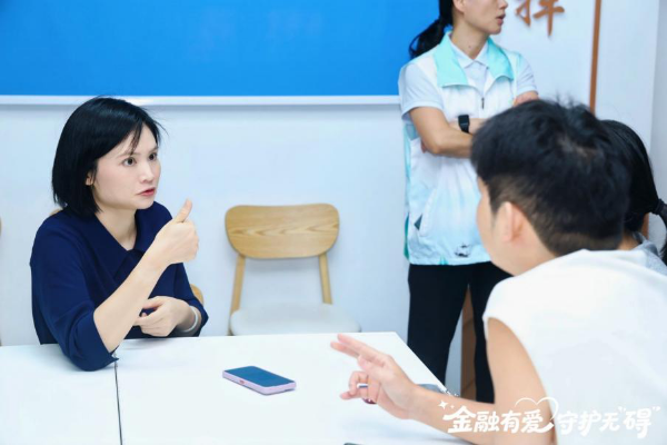 活动现场手语交流