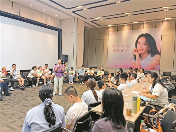 无声面包树创始人郑小艳在活动中发言