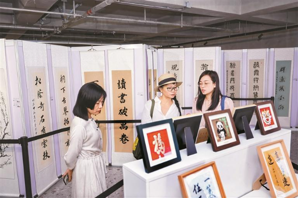 深圳残疾人艺术雅集在深圳天河城金啤坊开展。