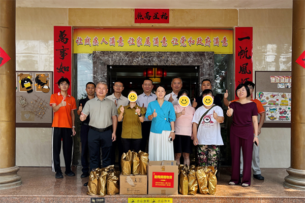 深圳市残联一行向残疾人朋友送上中秋慰问物资