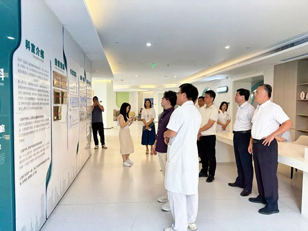交流团在康复医学科、儿童康复科调研