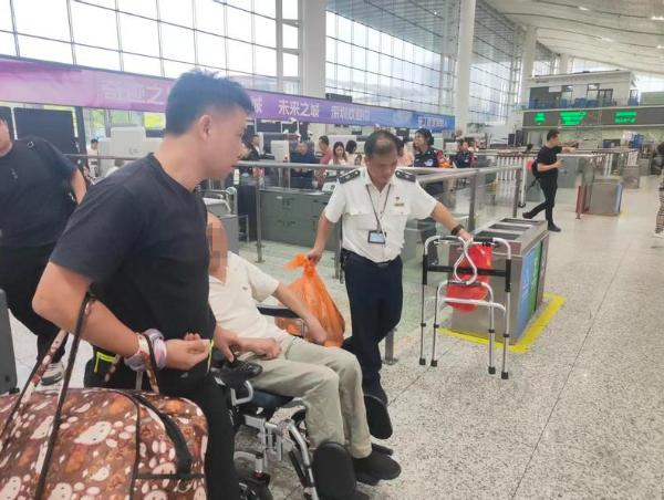 深圳北站安检工作人员靠前帮扶旅客进站