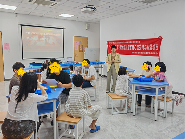 活动开场老师向参与家庭讲解沙盘规则