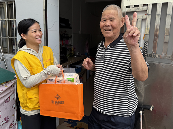 入户走访送去节日慰问品