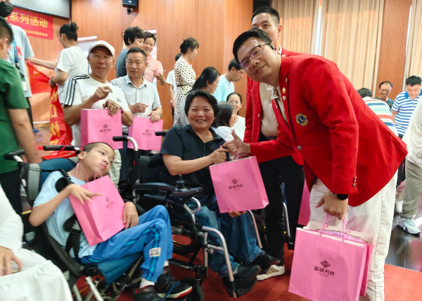 深圳狮子会华天服务队为现场残疾人诗友送上中秋月饼与真挚节日祝福