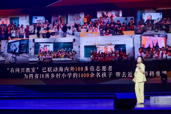 两间“科技教室”的故事也被搬上舞台