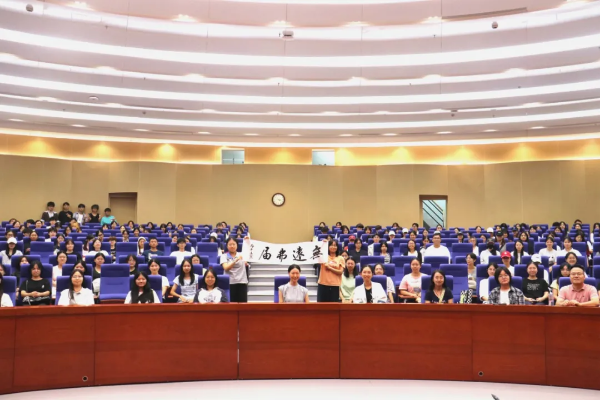 兰然与大学生们合影